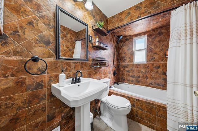 182 Carlson Place, Bergenfield, NJ 07621
