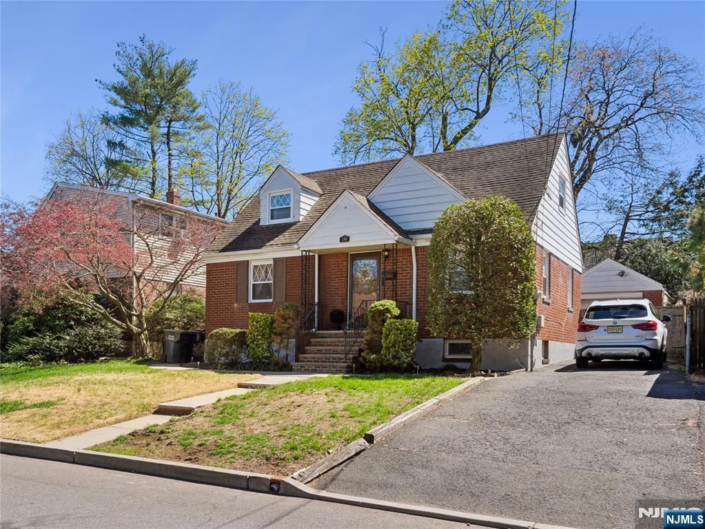 182 Carlson Place, Bergenfield, NJ 07621