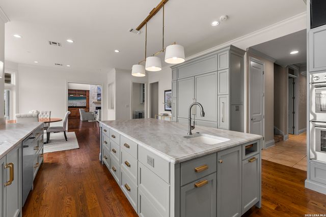 7 Oxford Hall, San Antonio, TX 78209