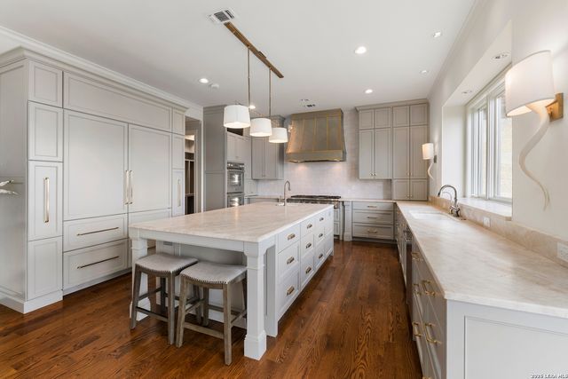 7 Oxford Hall, San Antonio, TX 78209