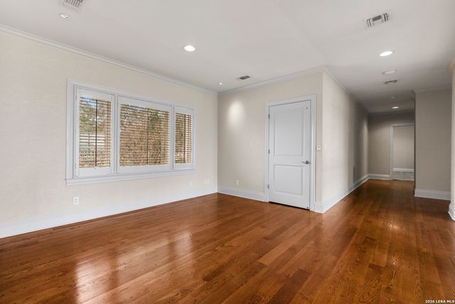 7 Oxford Hall, San Antonio, TX 78209