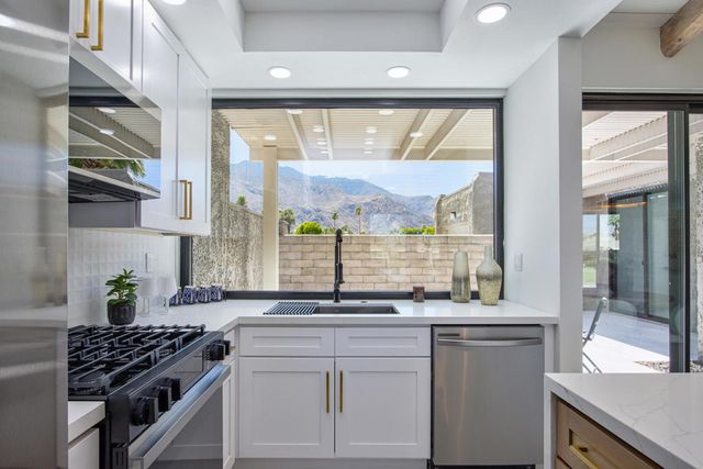 842 N Calle De Pinos, Palm Springs, CA 92262