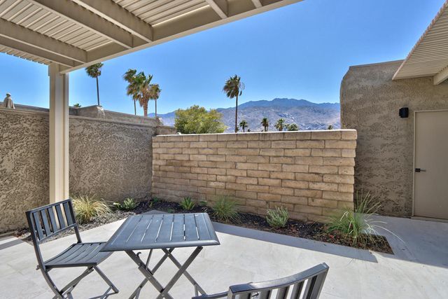 842 N Calle De Pinos, Palm Springs, CA 92262