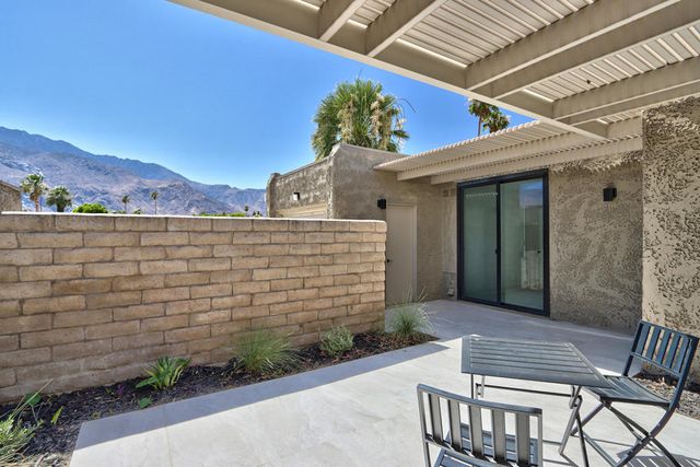 842 N Calle De Pinos, Palm Springs, CA 92262