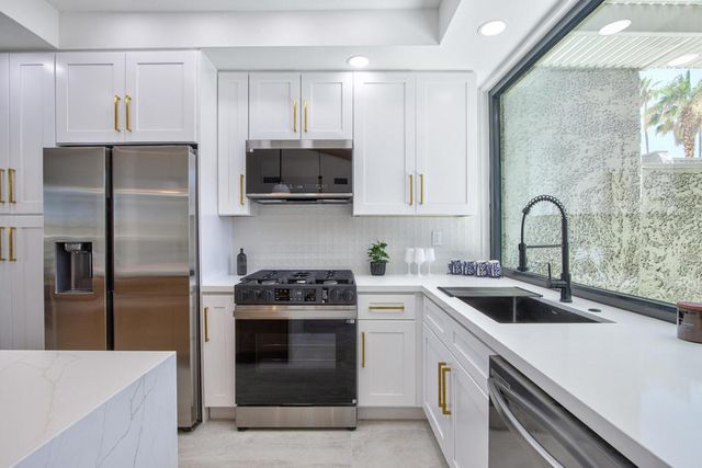 842 N Calle De Pinos, Palm Springs, CA 92262