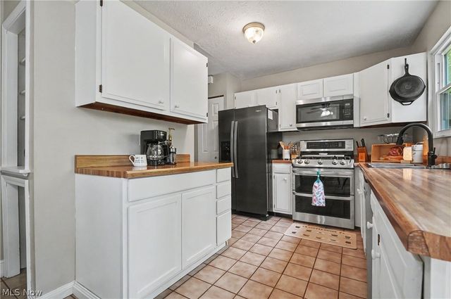 26930 Southwood Lane, Olmsted Falls, OH 44138