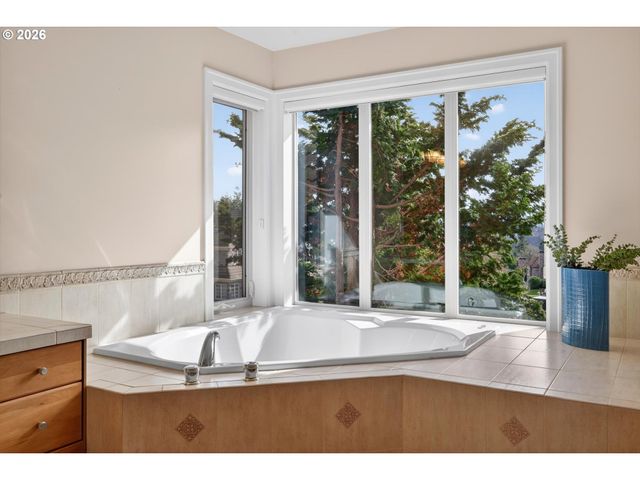 3390 QUAIL RIDGE Ct, West Linn, OR 97068