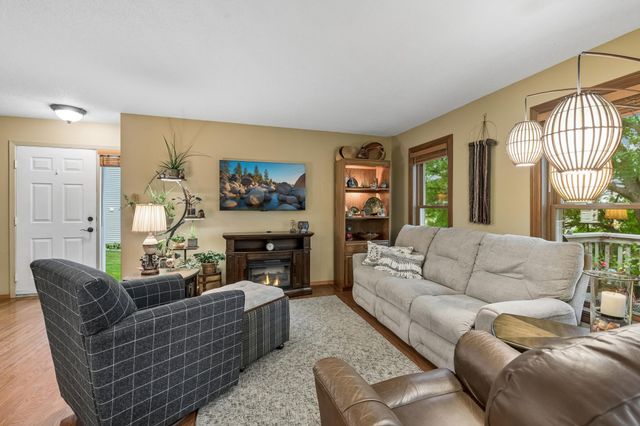 10295 Arrowwood Drive, Eden Prairie, MN 55347
