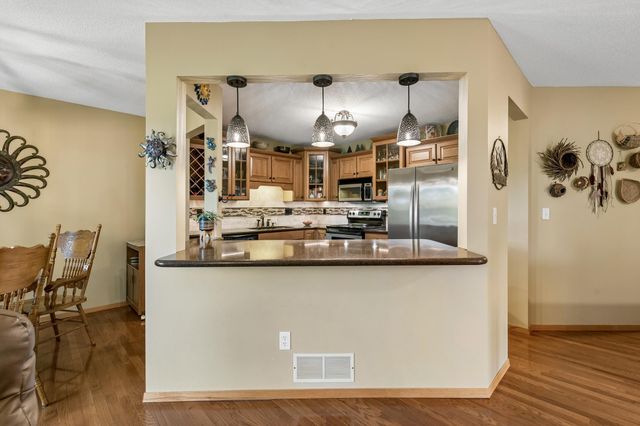 10295 Arrowwood Drive, Eden Prairie, MN 55347