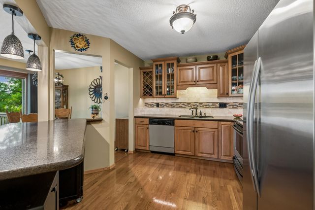 10295 Arrowwood Drive, Eden Prairie, MN 55347
