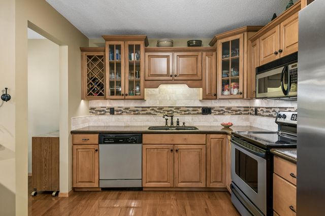 10295 Arrowwood Drive, Eden Prairie, MN 55347