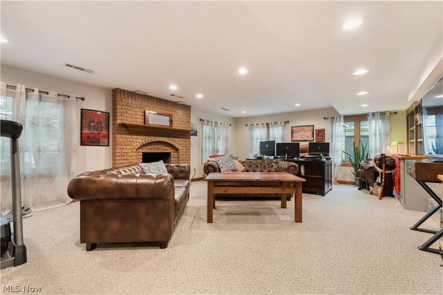 5205 Foxchase Avenue NW, Canton, OH 44718