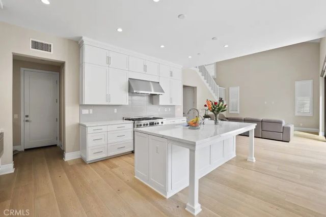 149 Roscomare, Irvine, CA 92602