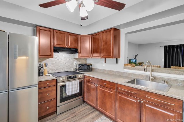 3408 Chelsea Cove S, Hopewell Junction, NY 12533