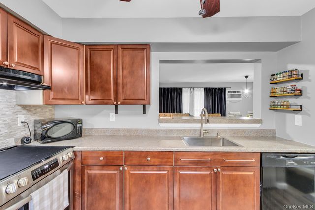 3408 Chelsea Cove S, Hopewell Junction, NY 12533