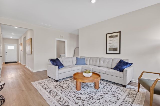 6 Maximillian Drive, Hobart, IN 46342