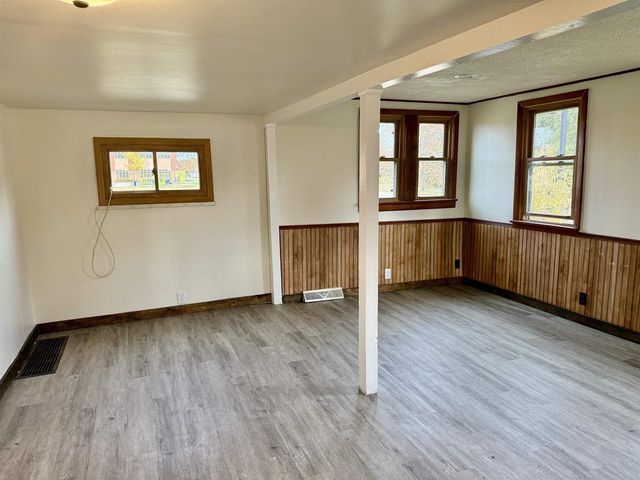 17 W LINWOOD AVENUE, Oshkosh, WI 54901