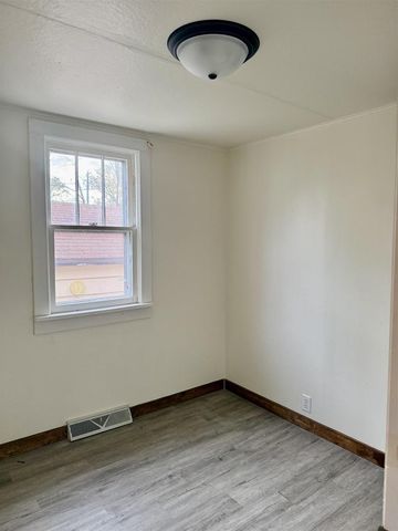 17 W LINWOOD AVENUE, Oshkosh, WI 54901