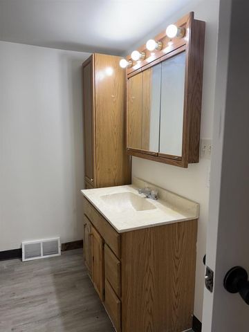 17 W LINWOOD AVENUE, Oshkosh, WI 54901