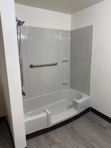 17 W LINWOOD AVENUE, Oshkosh, WI 54901