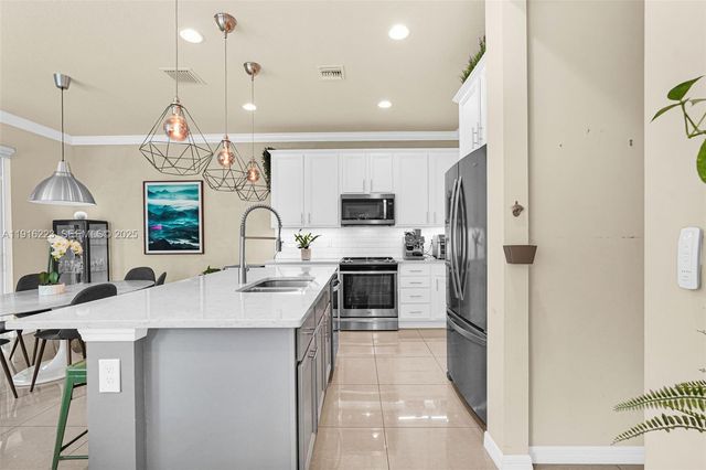 3936 Mahogany Ln, Hollywood, FL 33021