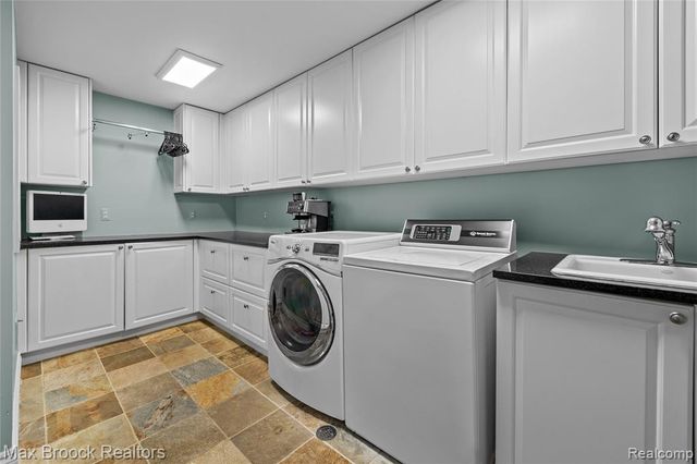 375 Dunston Road, Bloomfield Hills, MI 48304