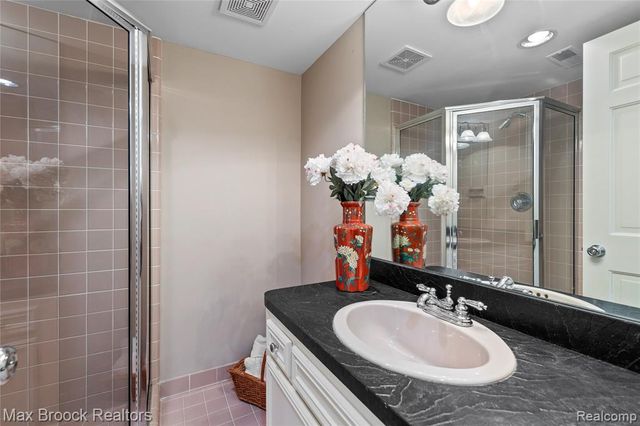 375 Dunston Road, Bloomfield Hills, MI 48304