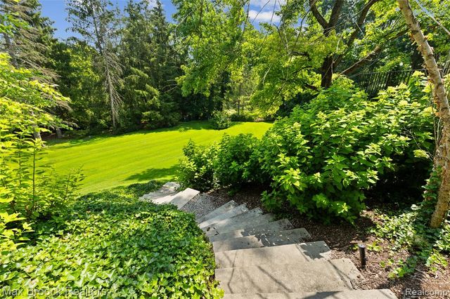 375 Dunston Road, Bloomfield Hills, MI 48304