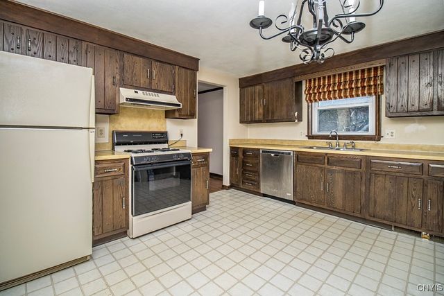 7348 Farmstead Road, Clay, NY 13088