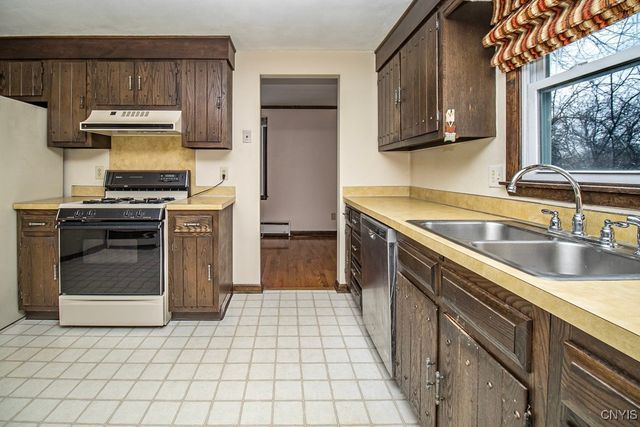 7348 Farmstead Road, Clay, NY 13088