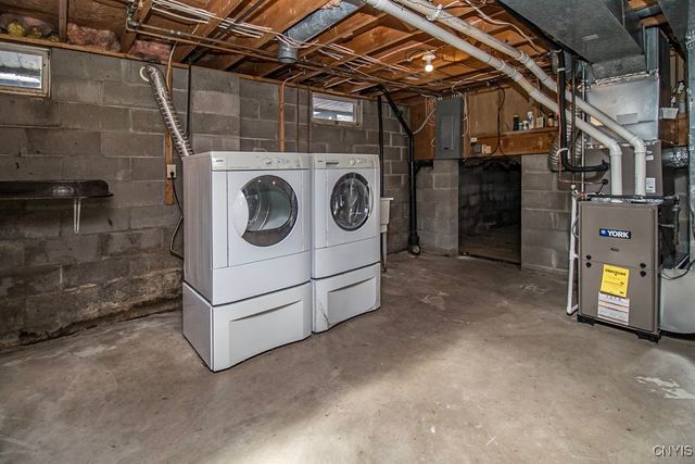 7348 Farmstead Road, Clay, NY 13088