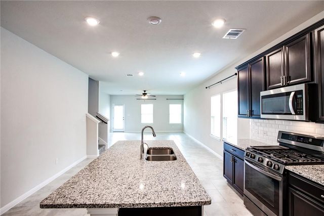 421 Autumn Leaf RD, Hutto, TX 78634