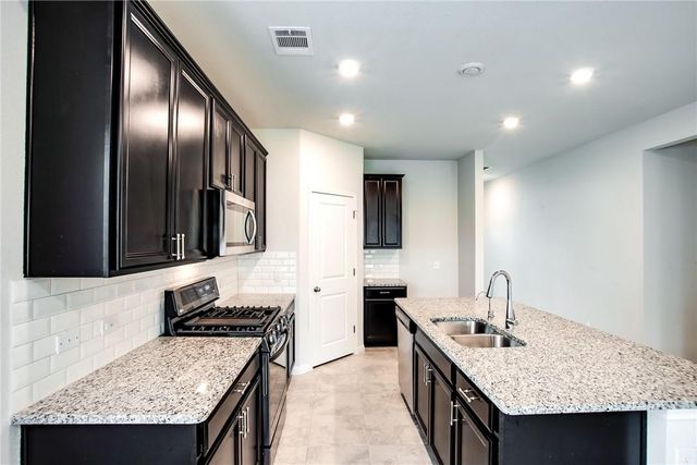 421 Autumn Leaf RD, Hutto, TX 78634