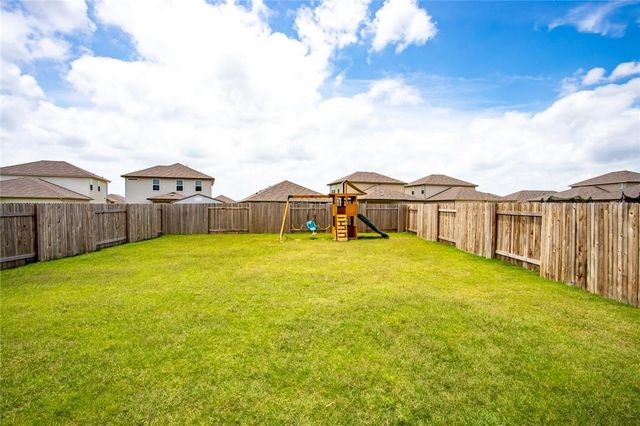 421 Autumn Leaf RD, Hutto, TX 78634