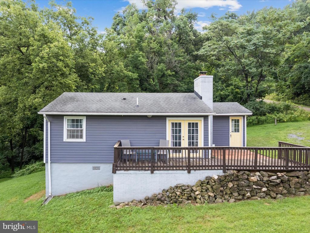 19 SLEEPY HOLLOW RD, Linden, VA 22642