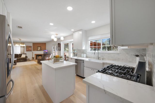 30 Eagle Rock Pl, The Woodlands, TX 77381