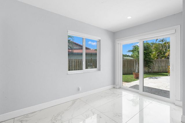 9756 NW 20th St, Coral Springs, FL 33071