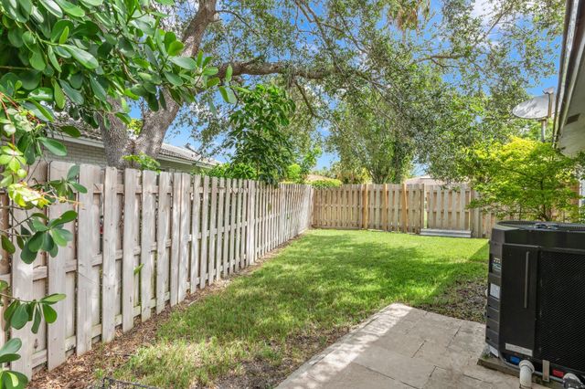 9756 NW 20th St, Coral Springs, FL 33071