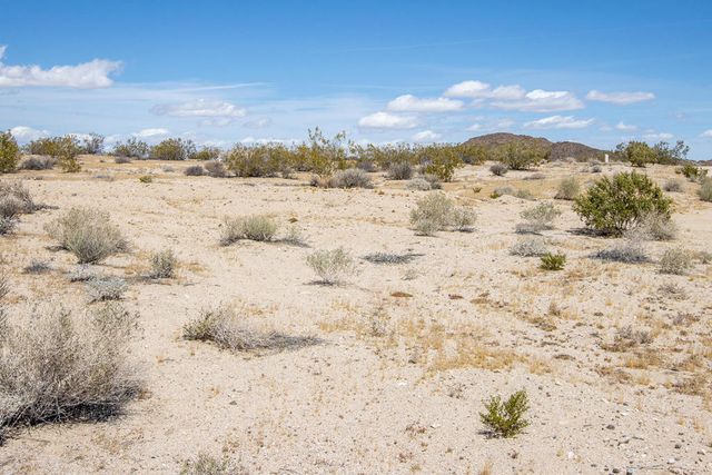 141 La Crescenta Drive, Joshua Tree, CA 92252