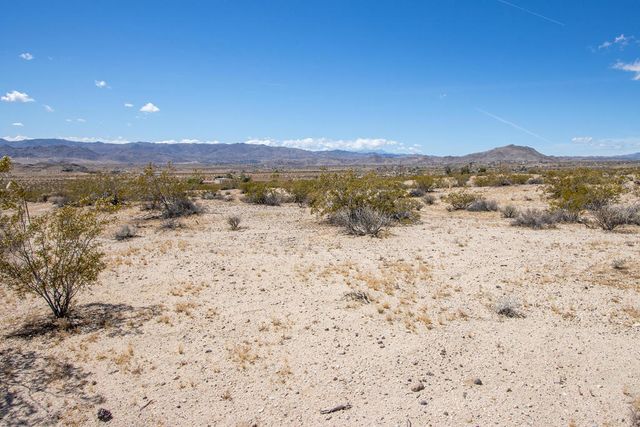 141 La Crescenta Drive, Joshua Tree, CA 92252