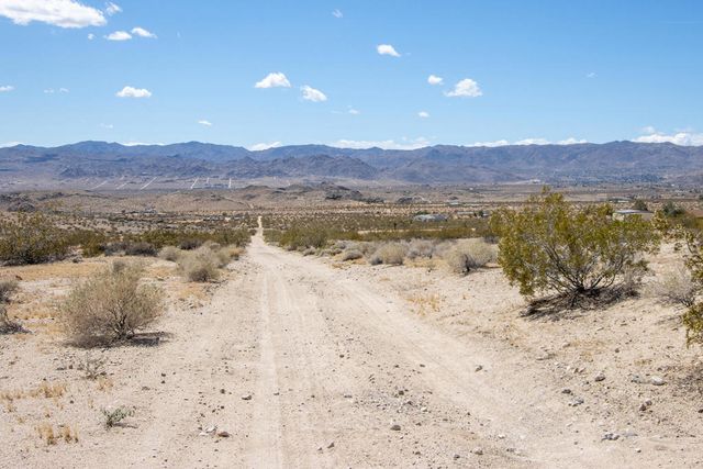 141 La Crescenta Drive, Joshua Tree, CA 92252