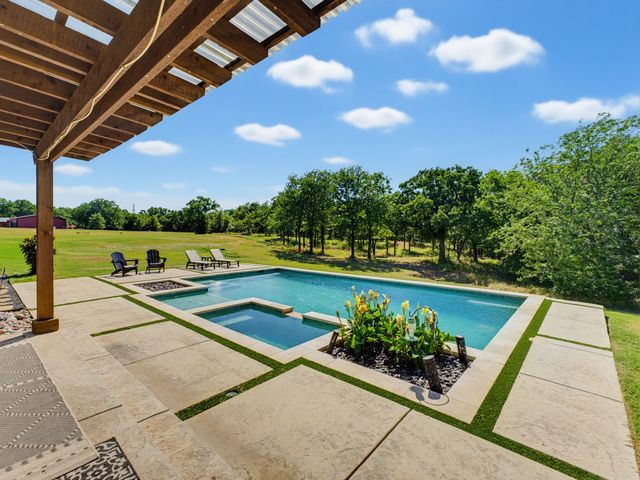 129 Coyote Cave Lane, Alvord, TX 76225