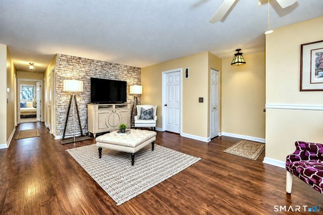 12 Derbyshire 12, Derby, CT 06418
