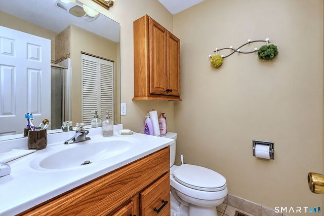 12 Derbyshire 12, Derby, CT 06418