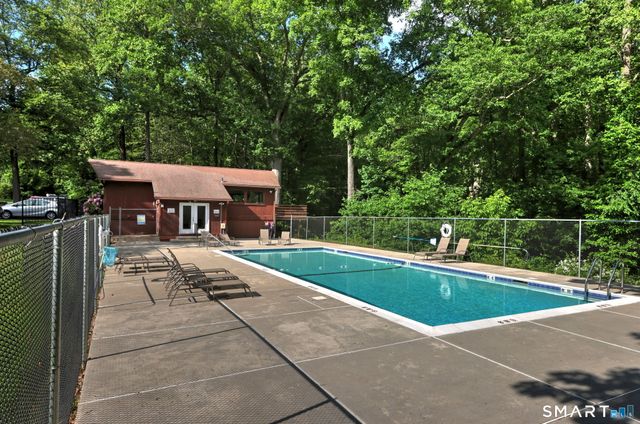 12 Derbyshire 12, Derby, CT 06418