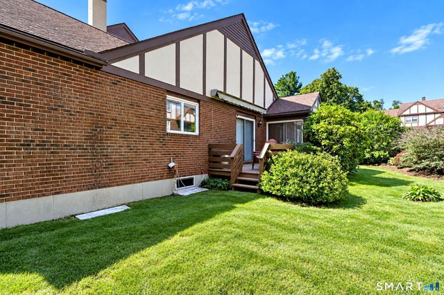 12 Derbyshire 12, Derby, CT 06418