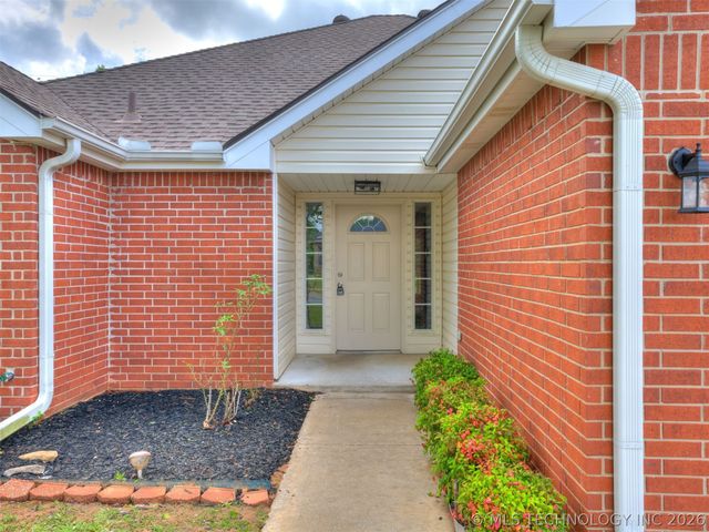 5324 S Redbud Place, Sand Springs, OK 74063