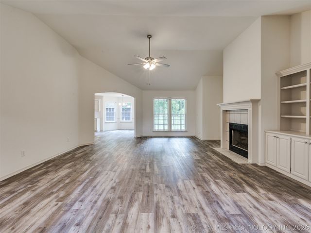 5324 S Redbud Place, Sand Springs, OK 74063