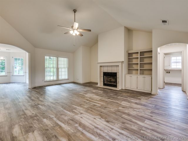 5324 S Redbud Place, Sand Springs, OK 74063
