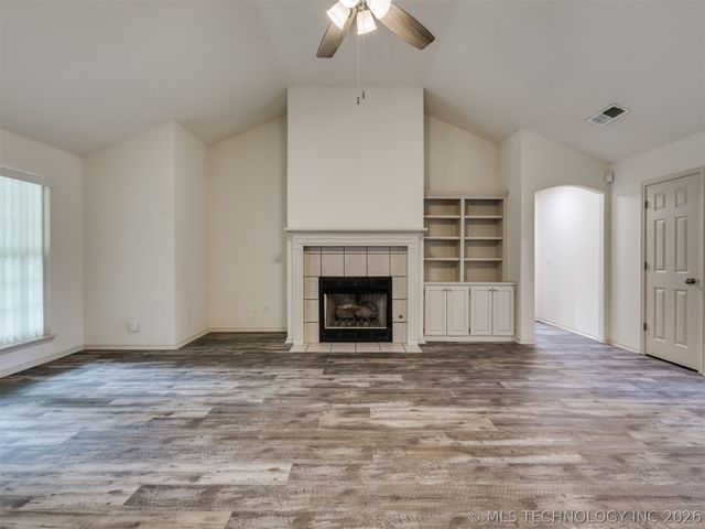 5324 S Redbud Place, Sand Springs, OK 74063